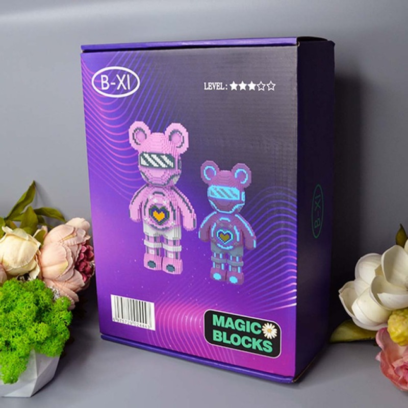Конструктор Magic Blocks Bearbrick 9004 (4031 деталь, 50 см, фіолетовий), що світиться.